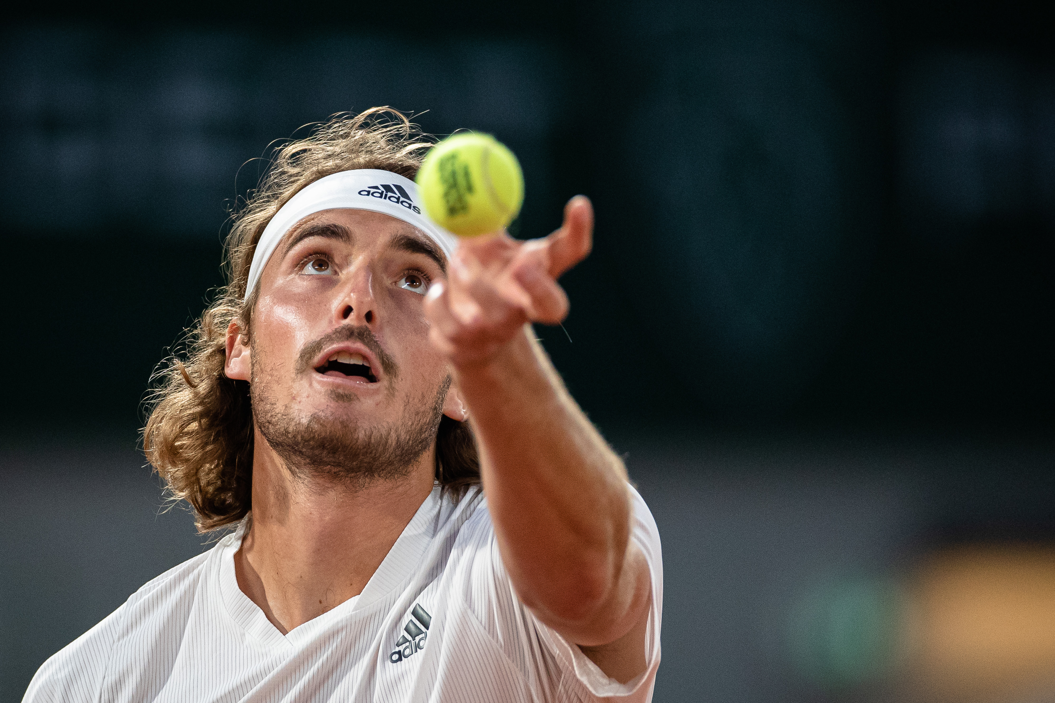 包含西班牙网球队完胜英国网球队，西西帕斯高光表现的词条