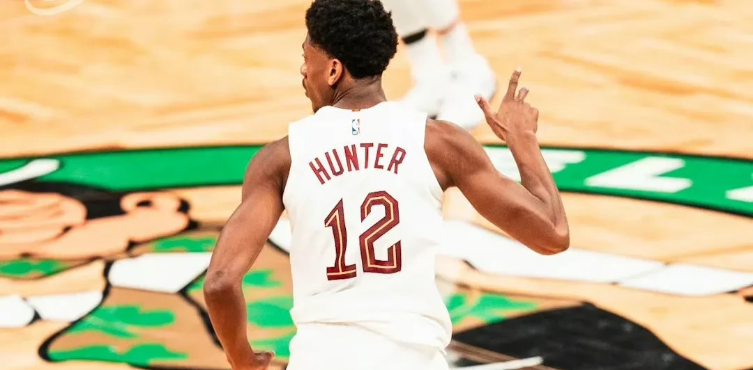 包含凯尔特人爆冷公牛，萨姆·米切尔送出助攻的词条