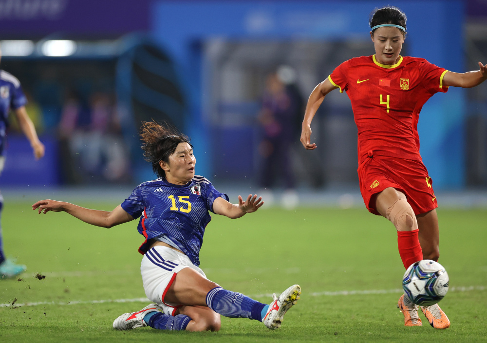 包含热血奋战，女足球员在比赛中拼搏奋斗的词条